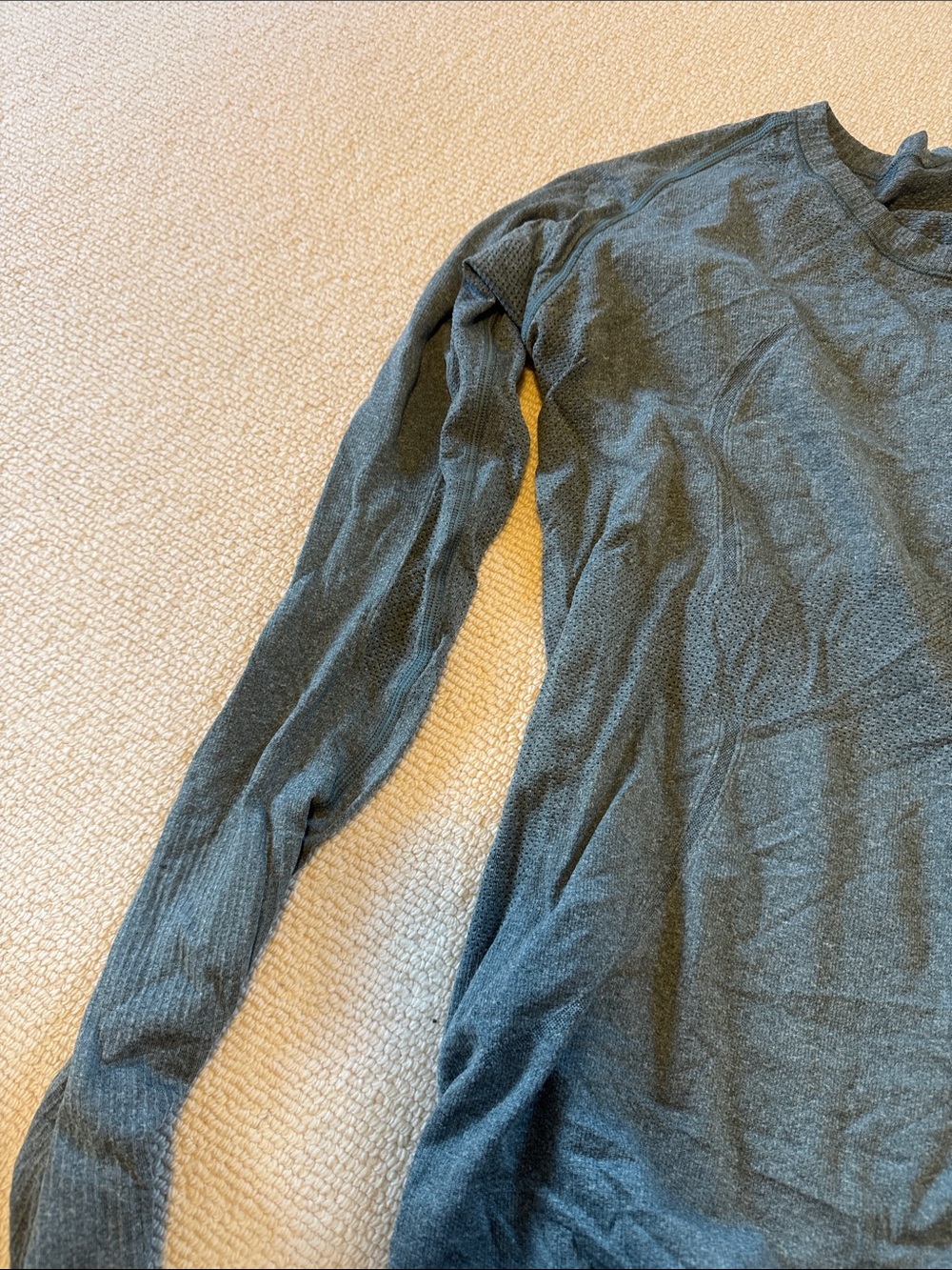 lululemon athletica teal short sleeve top with central mesh vent - Picture 3 of 3